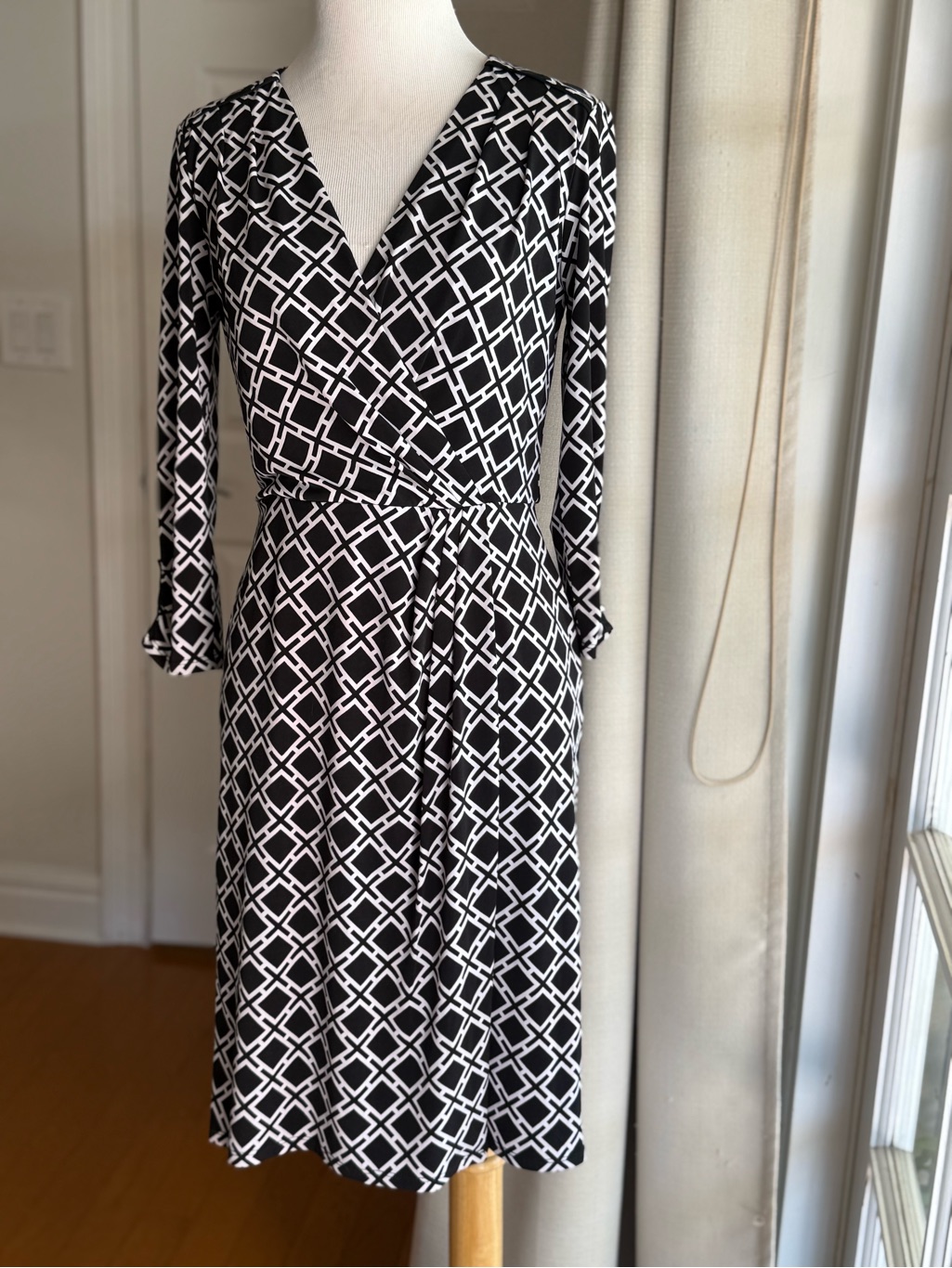 White House Black Market Black & White Geometric Wrap Dress Size 2